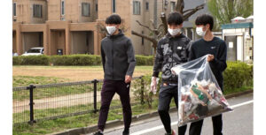 道環寮の町内にてゴミ拾い活動をする駒澤大学陸上競技部の部員