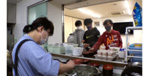 大八木京子が部員のために食事を器に盛る