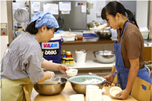 大八木京子と調理をサポートする女子マネージャー